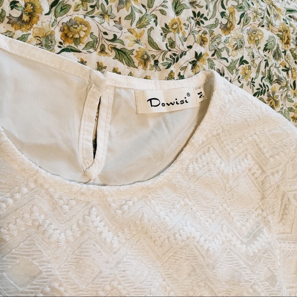 White lace chevron patterned blouse w/ back button - Picture 4 of 6